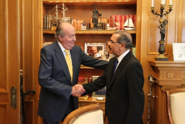 Don Juan Carlos saluda al Presidente de la República Dominicana momentos antes del encuentro